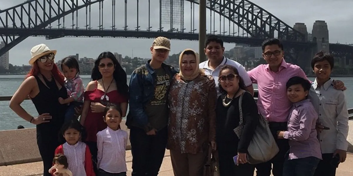 Old Photos of Denada Vacationing with Ressa Abroad, Looking United Like a Family