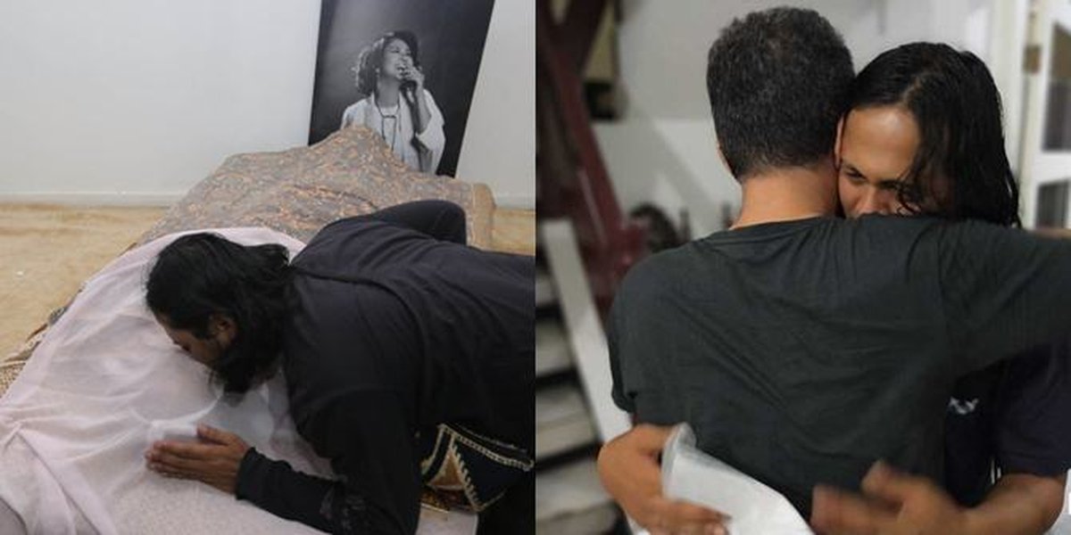 Photo of Mayky Wongkar, Husband of Ria Irawan, Gazing at and Kissing the Body with Deep Sadness