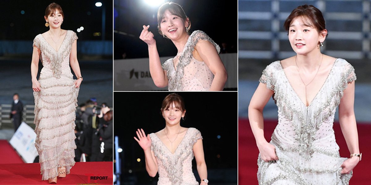 PHOTO: Park So Dam on the Red Carpet of the Blue Dragon Film Awards, as Beautiful as a Princess!
