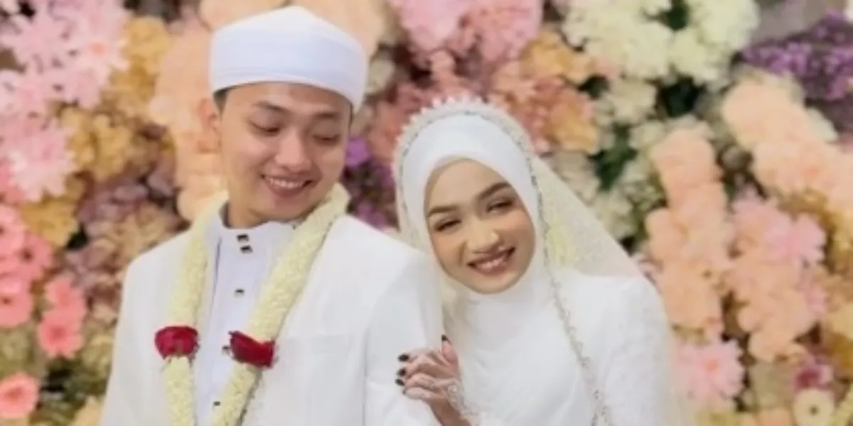 Wedding Photos of Preacher Ning Umi Laila with Gus Anas