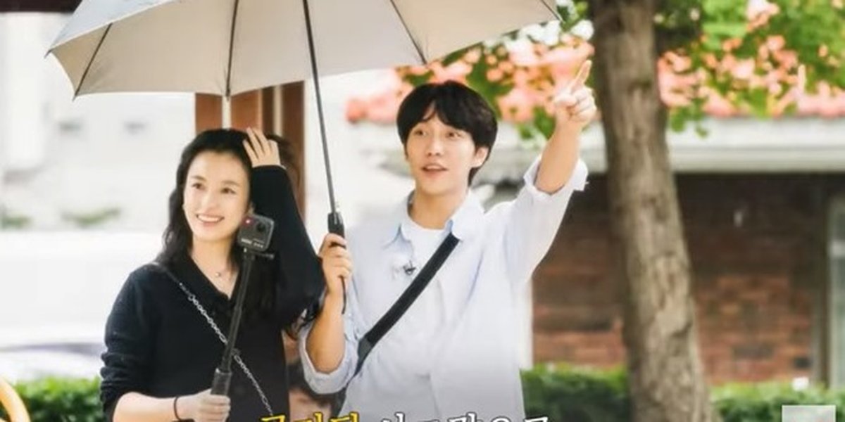 Sweet Reunion Photos of Lee Seung Gi and Han Hyo Joo, Walking Together Under One Umbrella