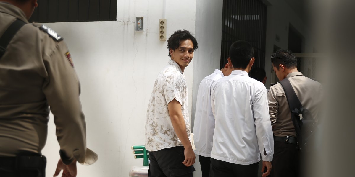 PHOTO: Jefri Nichol's Bright Smile at Today's Trial!