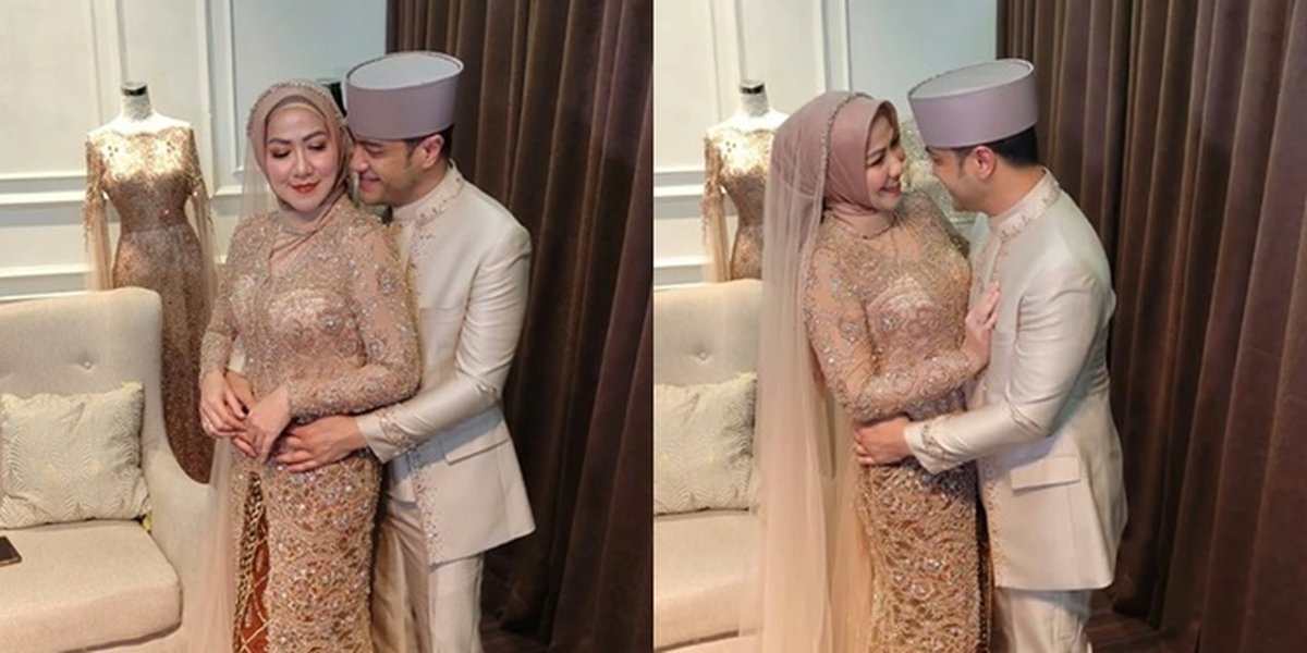Photo of Venna Melinda and Ferry Irawan who are constantly close when fitting wedding clothes, their dress is praised as suitable for their age