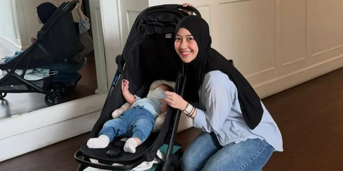 Adiba Khanza's Style While Caring for Her Child, Casual Look in Couple Outfit