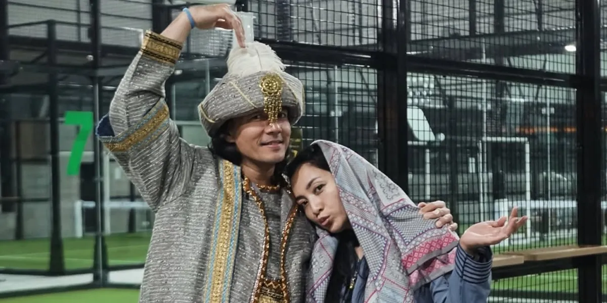 Unique Style of Hesti Purwadinata and Her Husband While Playing Padel, Coordinated in Gamis