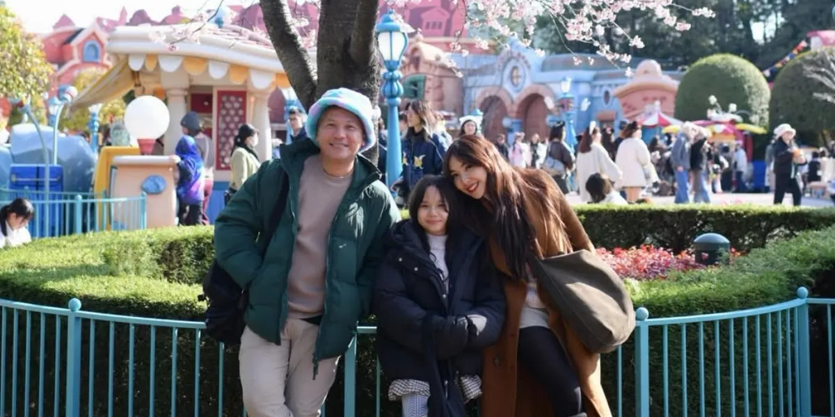 Gempita Nora Marten Vacation at Disneyland with Friends, Gading Marten-Gisella Anatasia Support Together