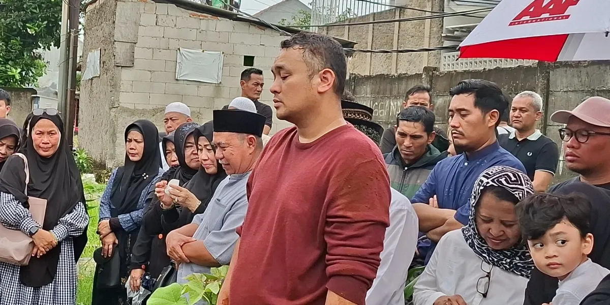 Gilang Dirga Reveals the Chronology of His Father's Passing, Was Once Rushed to the Hospital