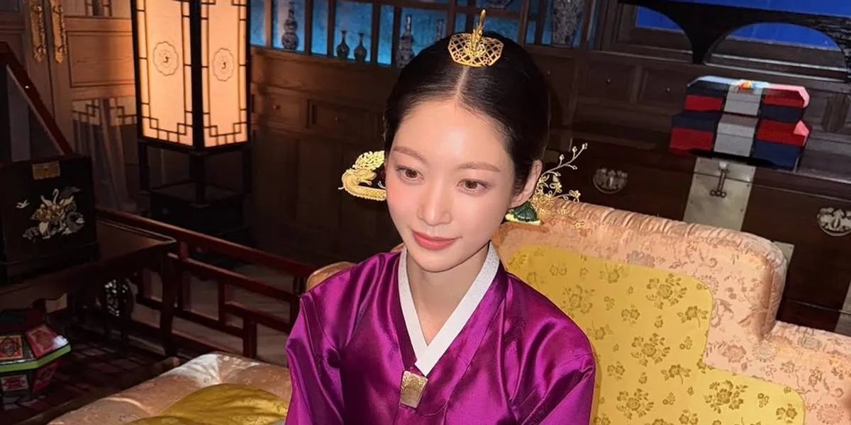 Gong Seung Yeon Cute Pose in Hanbok While Filming 'Perfect Crown'