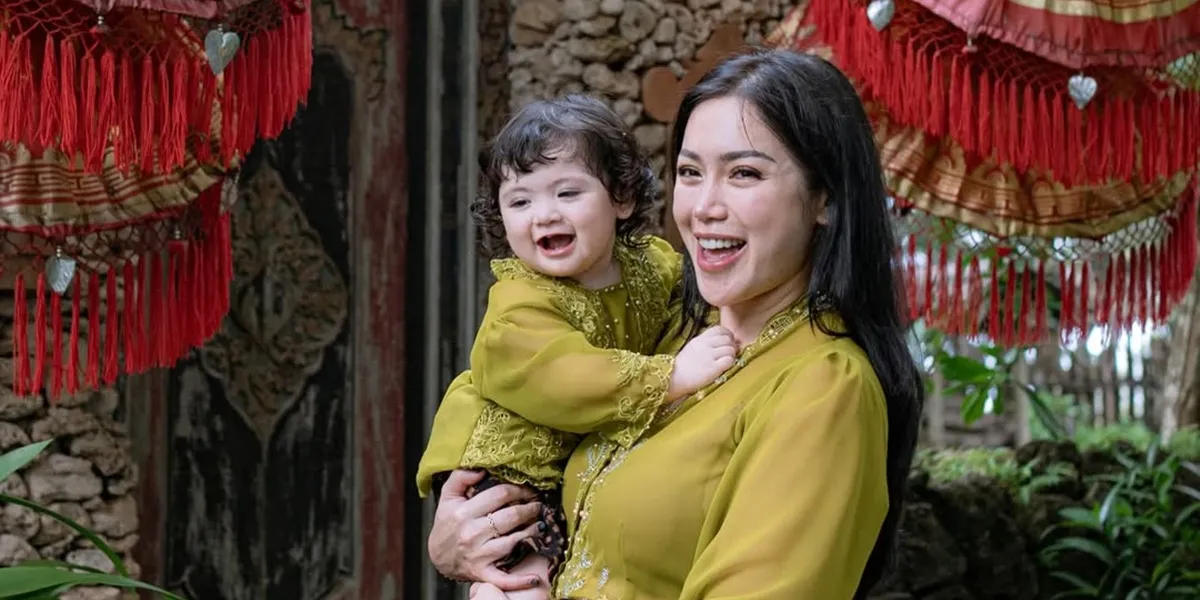 Portrait of Hagia, Jessica Iskandar's Child, Wearing a Bali Kebaya, Adorable and Cute