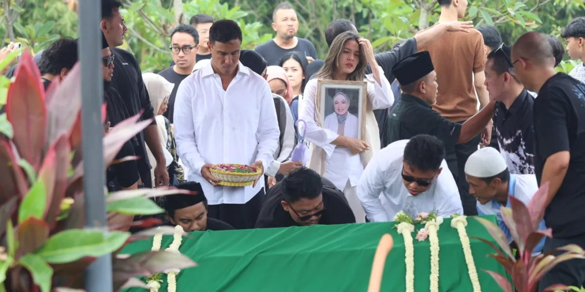 Hamish Daud Attends the Funeral of Raisa's Mother, Brings a Flower Basket