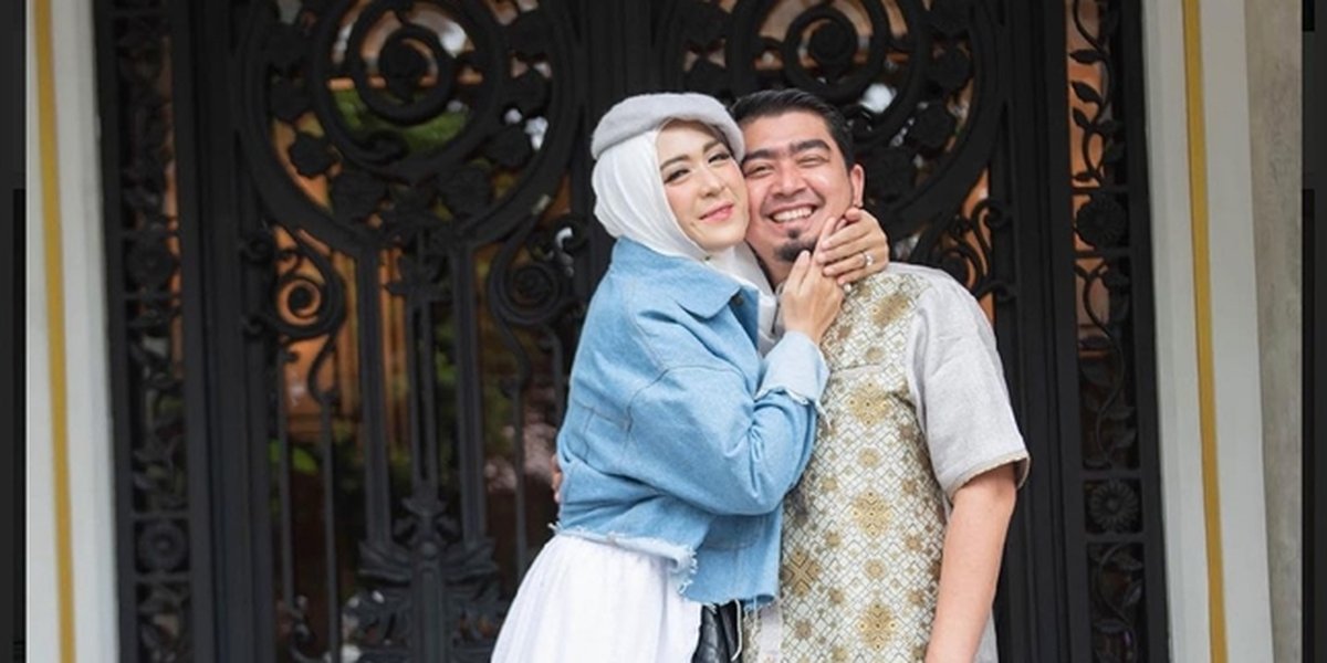 Nearly 10 Years of Marriage, See the Photos of April Jasmine and Ustaz Solmed who Always Support Each Other