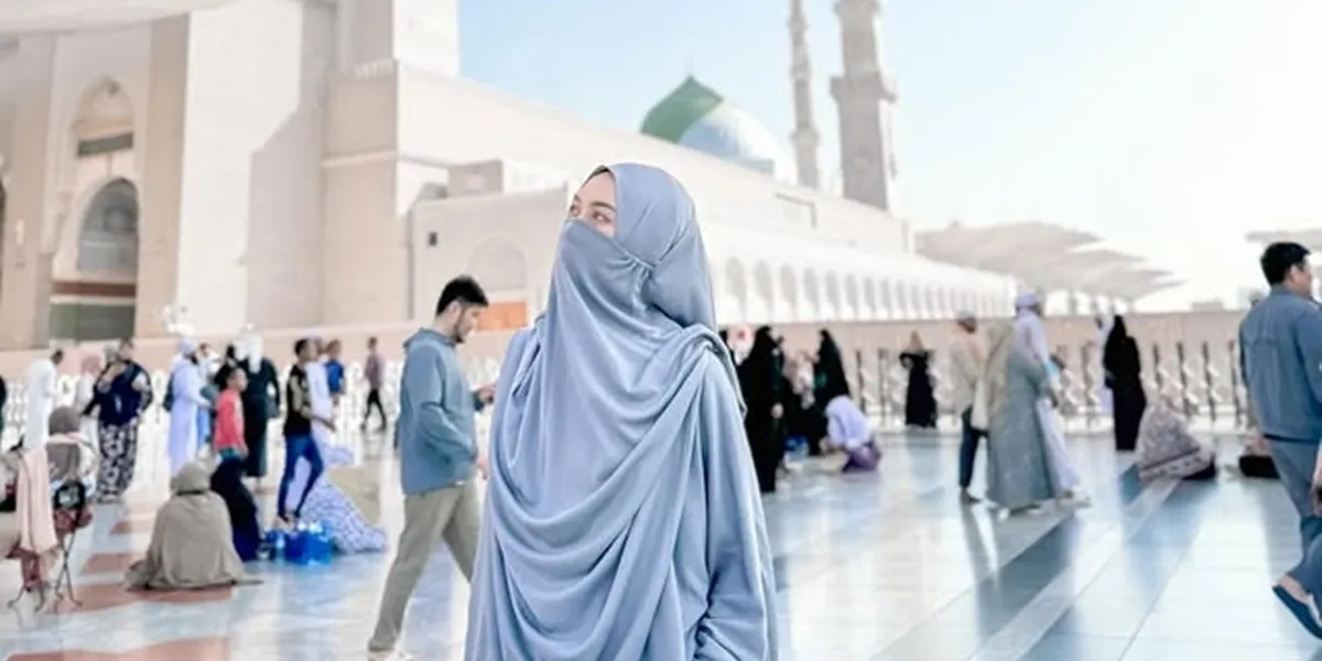 Happy Asmara Umrah Together with Gilga Sahid, Beautiful in a Veil