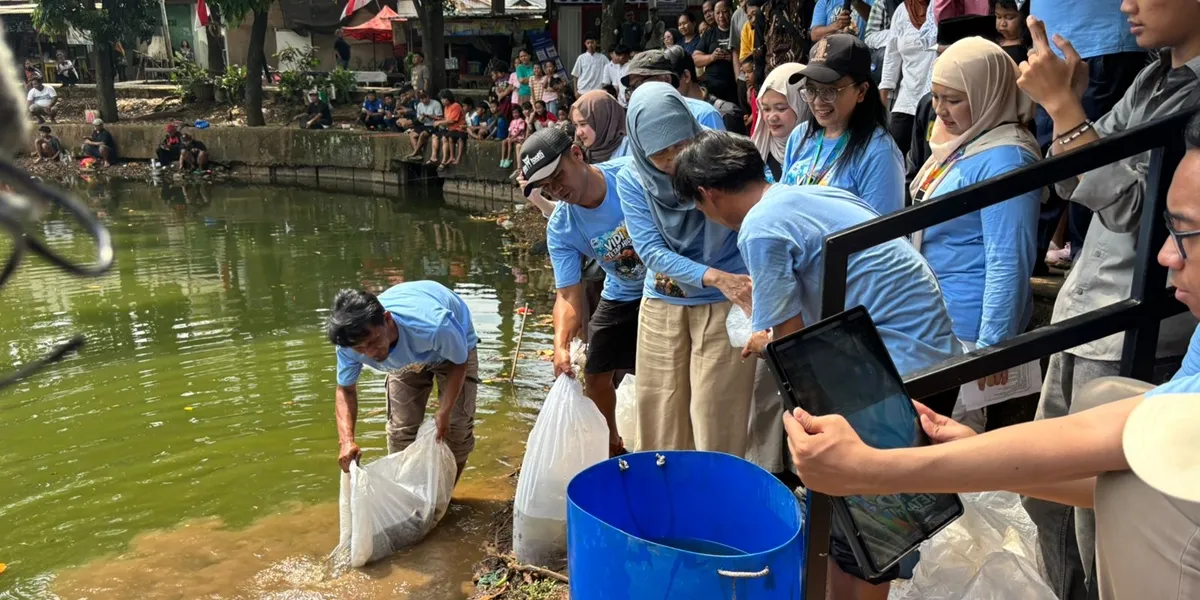 Harry Kiss Releases 250 Kilograms of Fish in a Lake Near Vidi Aldiano's Grave