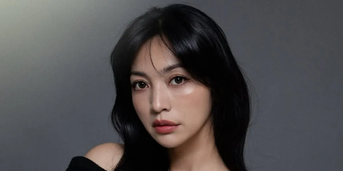Hesti Purwadinata Suddenly Returns to Model Pose During Photoshoot in Korean Studio