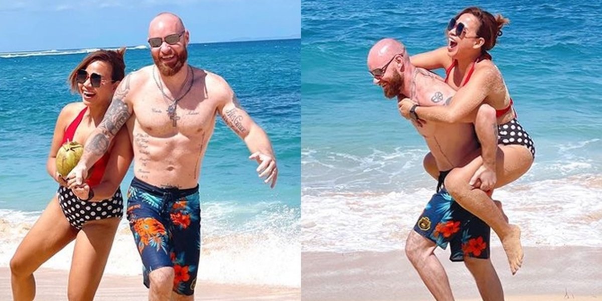 Hot Mom & Hot Daddy, These are 9 Photos of Melaney Ricardo and Tyson Lynch's Vacation in Bali: Carrying Each Other on the Beach