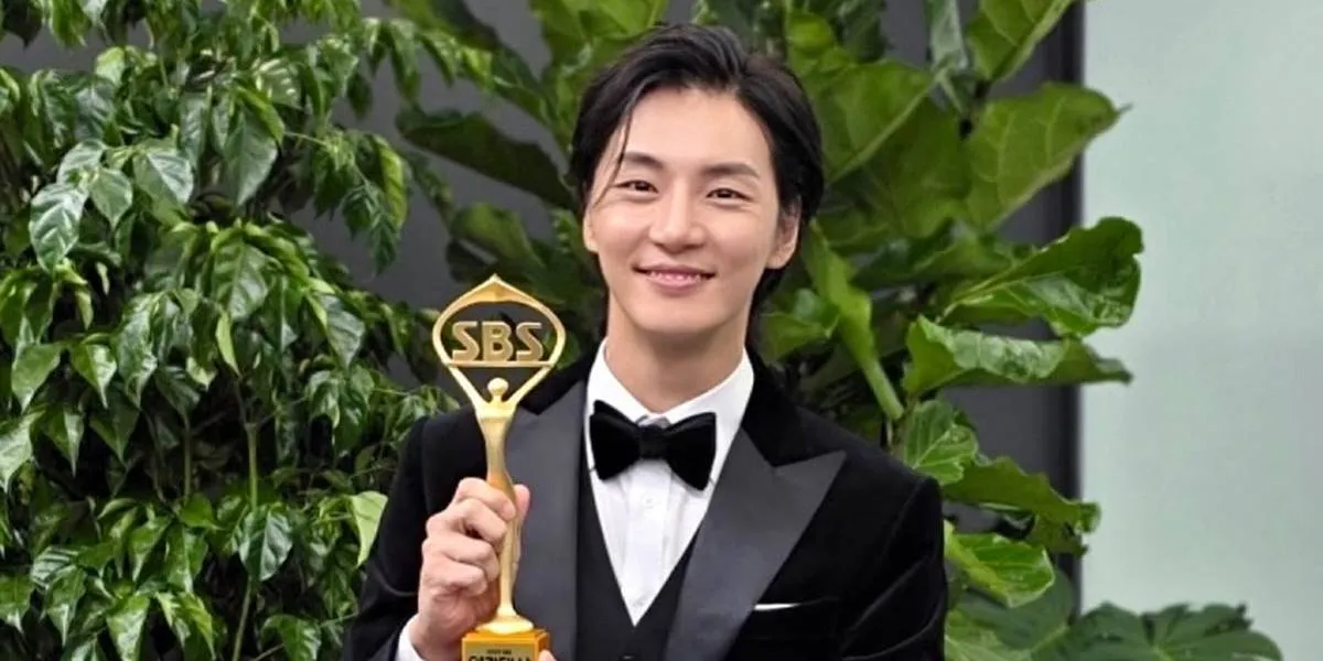 Mother of Yoon Shi Yoon Just Graduated from Junior High at Age 60, Happy at Graduation