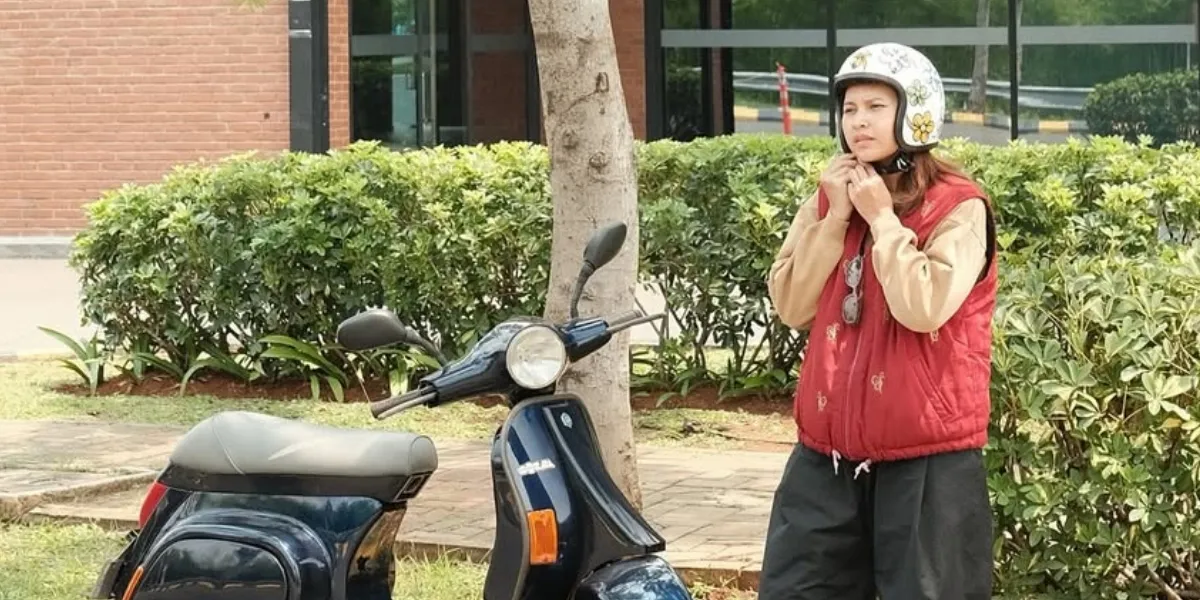 Indah Permatasari Seeks 'Fresh Air' Riding a Classic Vespa, Looks Stylish in a Sporty Jacket