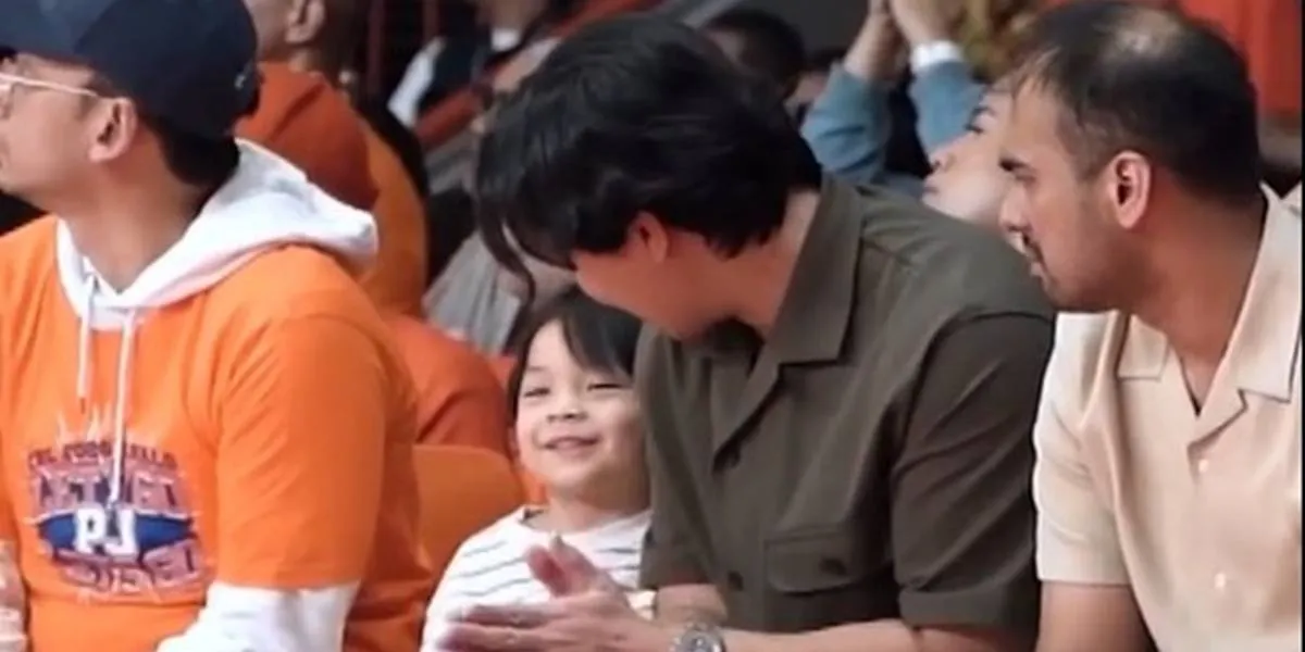 Indra Priawan Invites Issa to Watch Basketball Together, Father-Son Moment Melts Hearts