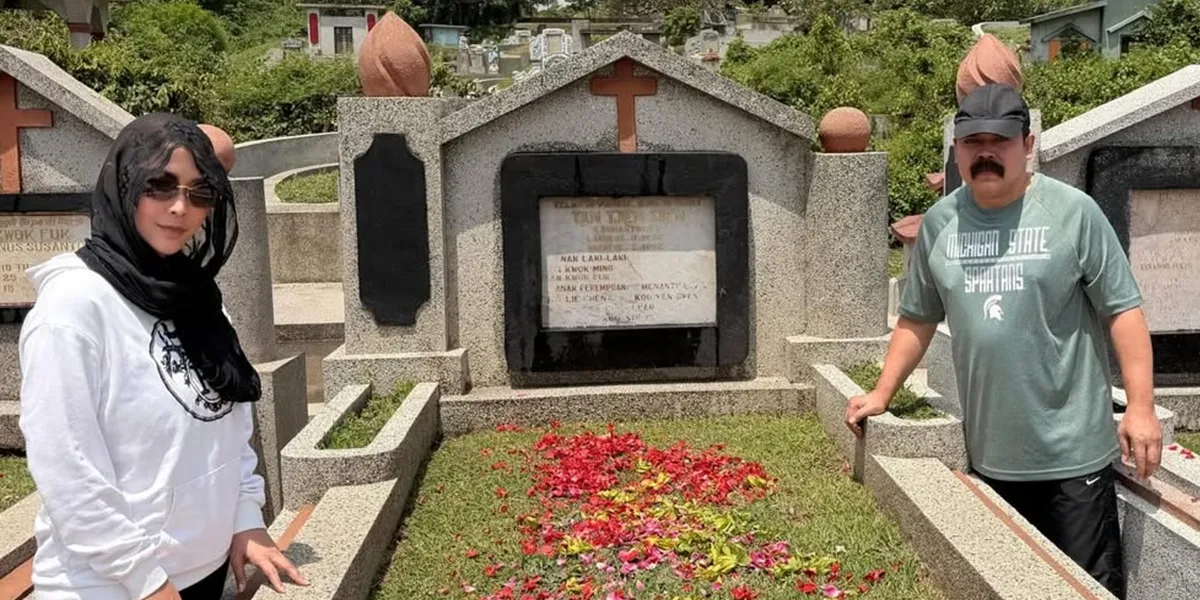 Inul Daratista Visits the Grave of Her Parents, Remembers Her Father's Message Before He Passed Away