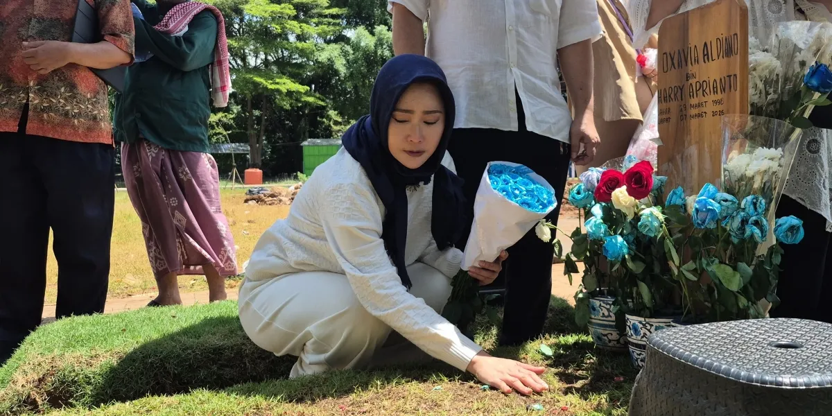 Inul Daratista Visits the Grave of Vidi Aldiano, Remembers Moments of Sharing About Treatment