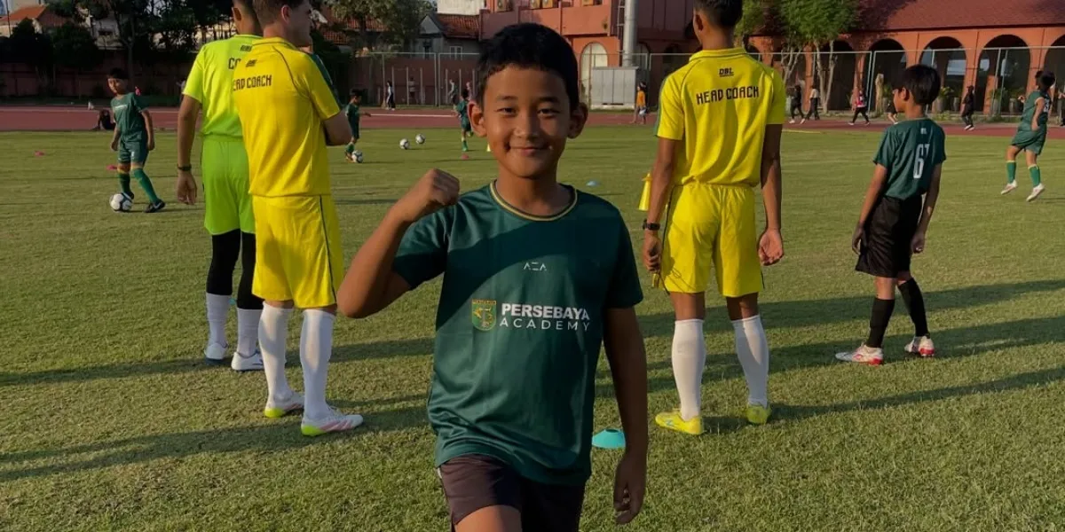 Isa Bajaj Takes His Son Bob to Trial at Persebaya Academy, Round Trip by Train