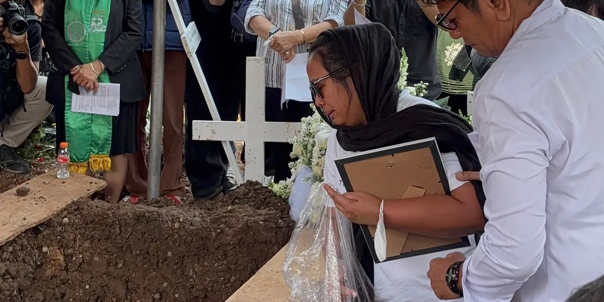 Isak Tangis Istri Iringi Prosesi Pemakaman Komedian Temon