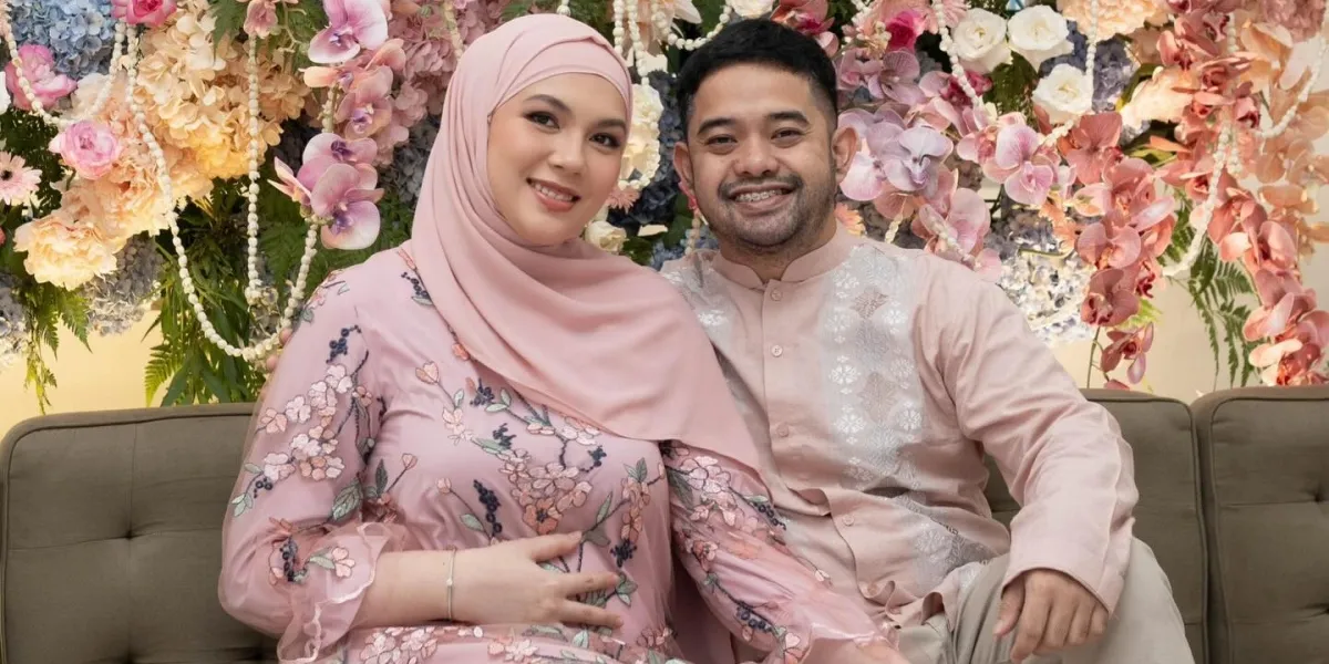 Wife 4 Months Pregnant, Ryan Adriandhy Holds a Prayer Gathering & Baby Gender Reveal