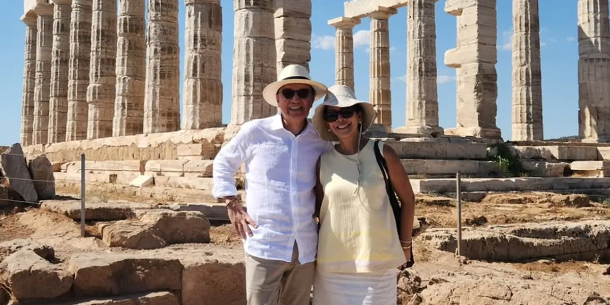 Celebrating 36 Years of Marriage, Here Are 8 Photos of Tantowi Yahya and His Wife from Year to Year