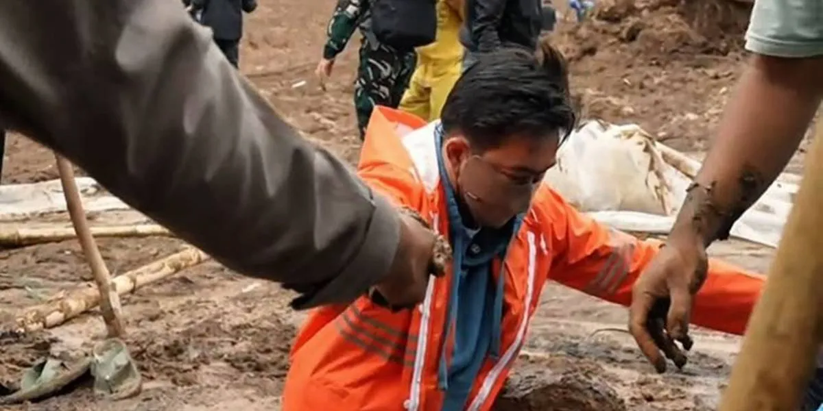 Jeje Ritchie Ismail Stuck in Mud at the Cisarua Landslide Location
