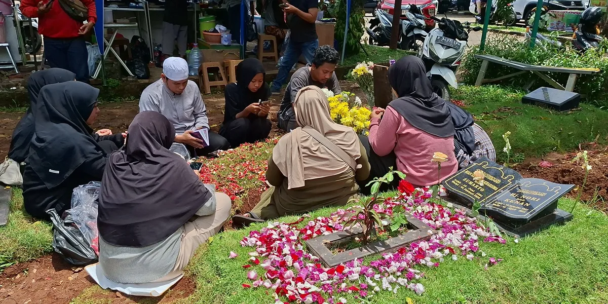 The body of Dwintha Anggary, granddaughter of Mpok Nori, is buried beside her grandmother