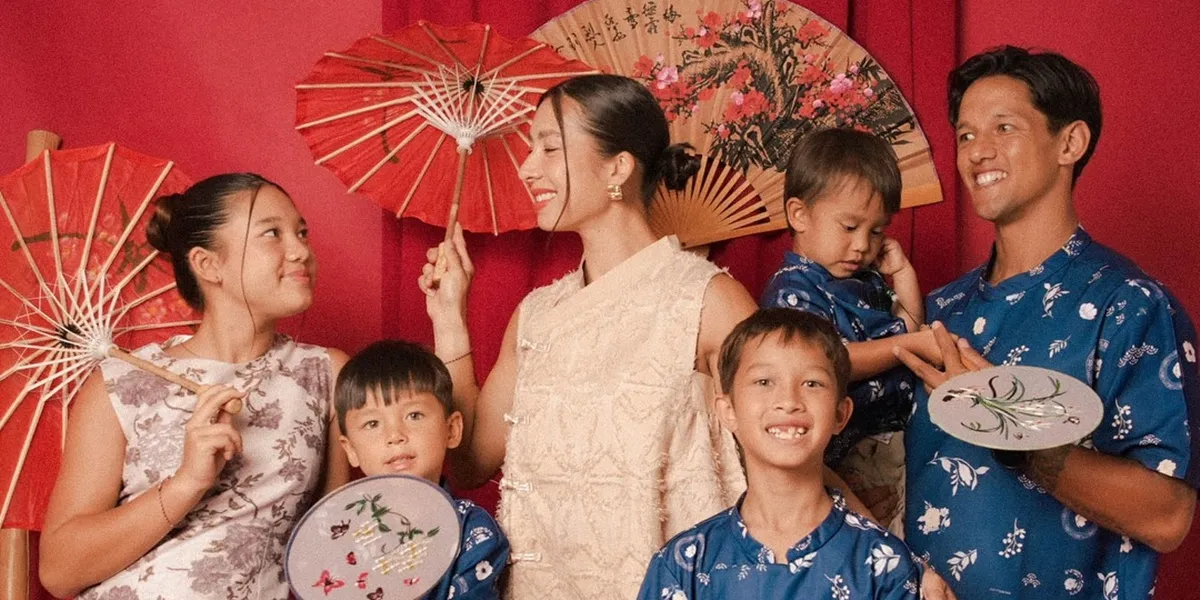 Jennifer Bachdim Photoshoot with Family Ahead of Imlek, Appearing in Blue-Themed Outfits