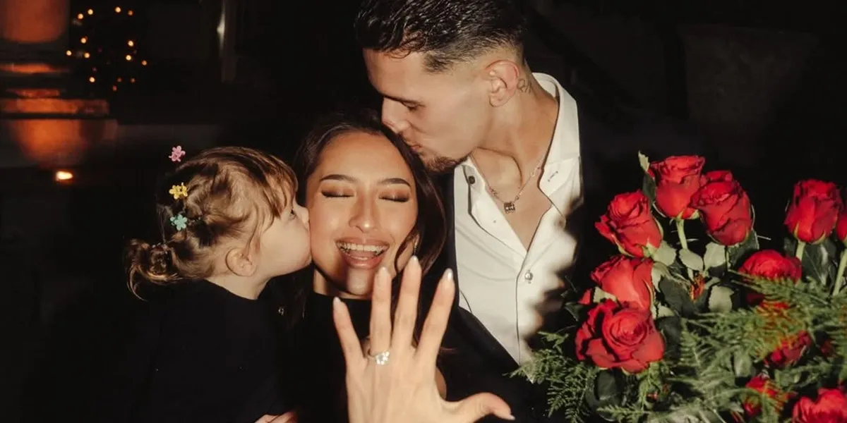 Jennifer Coppen Dilamar Justin Hubner, Pamer Cincin Berlian Jumbo: Future Mr & Mrs Hubner