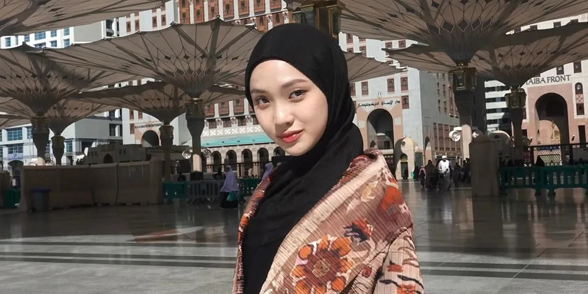 Jule Bersama Tiga Anaknya, Jena Nempel Banget ke Ibunya