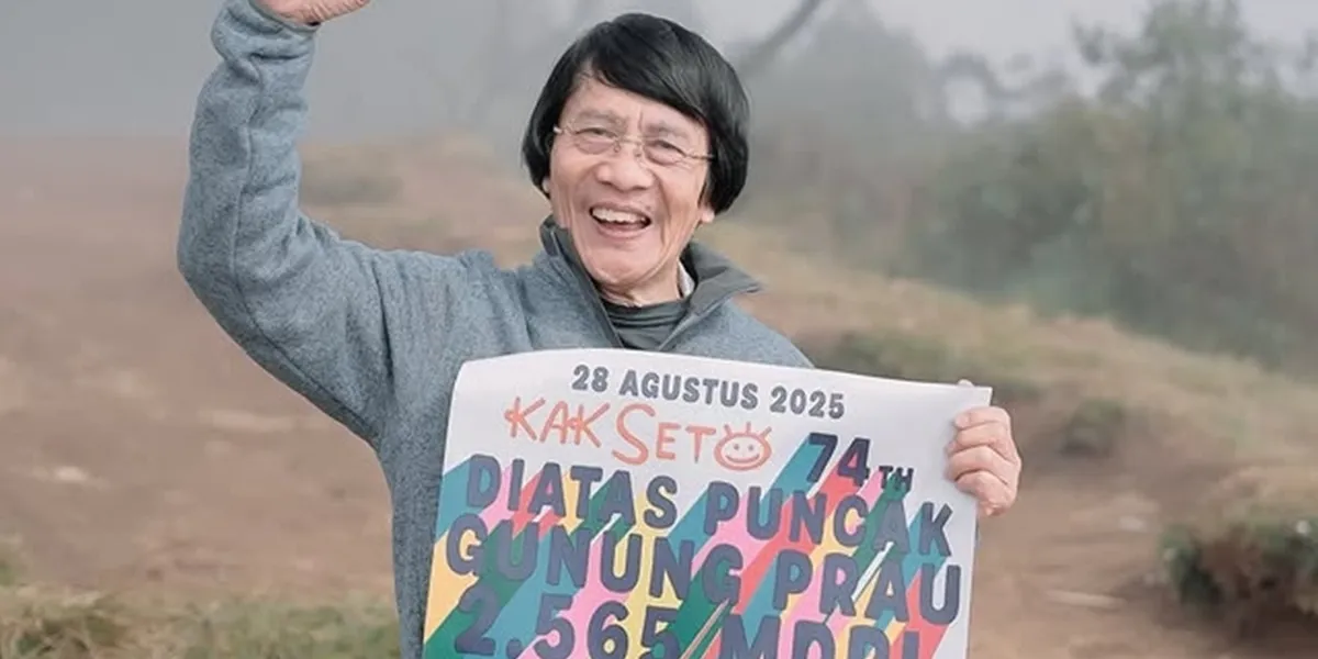 Kak Seto Celebrates His 74th Birthday at the Summit of Mount Prau, Hiking Adventure