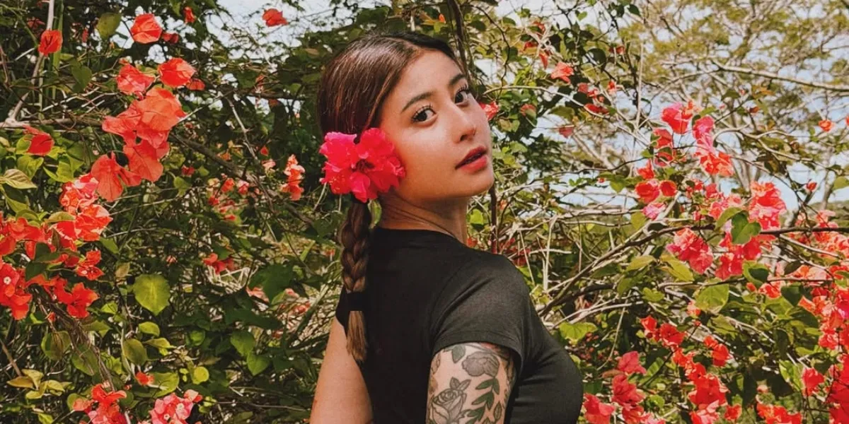 Karin Novilda Wears Coconut Shell Bra in Fiji, Becomes Island Girl