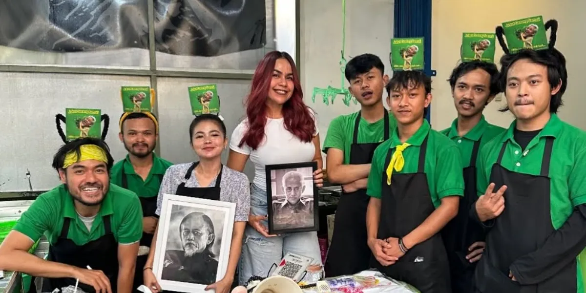 Karina Ranau's First Sahur at Epy Kusnandar's Grave with Children and Employees