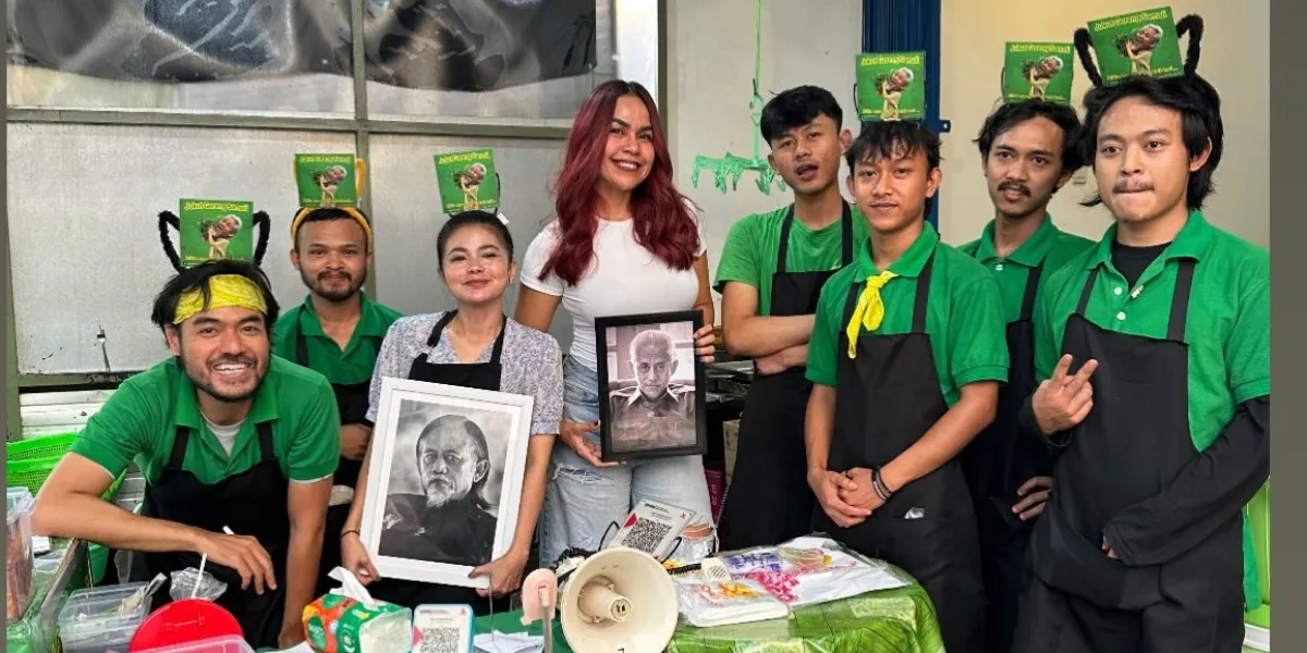 Karina Ranau Always Displays a Photo of the Late Epy Kusnandar at Her Stall