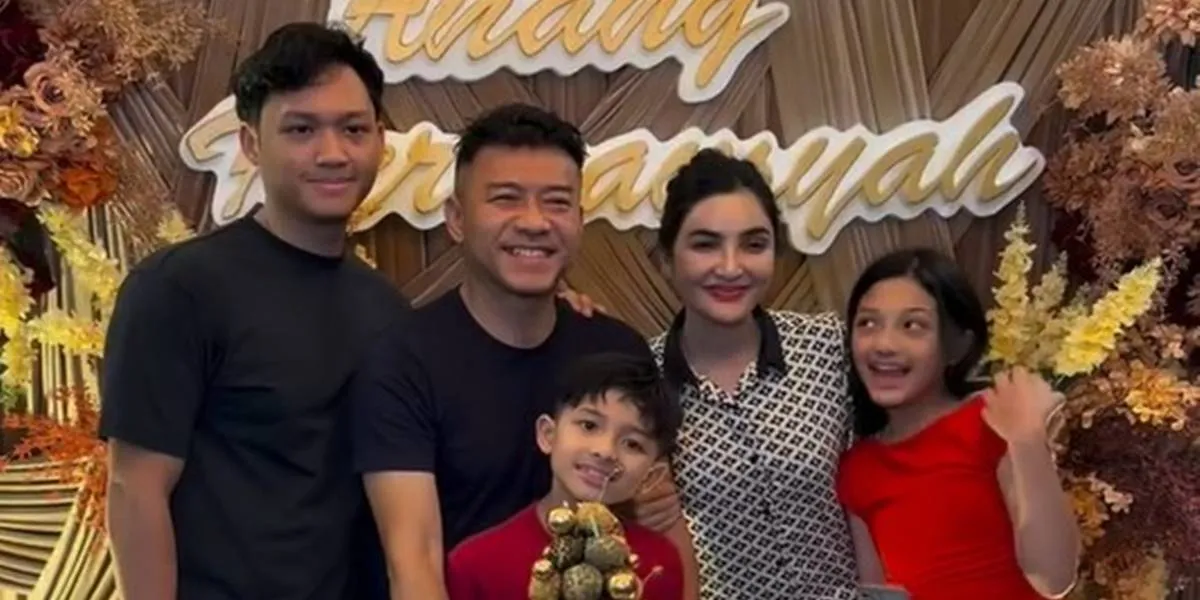 Anang Hermansyah's 57th Birthday Surprise, Hugs and Kisses from Wife and Children