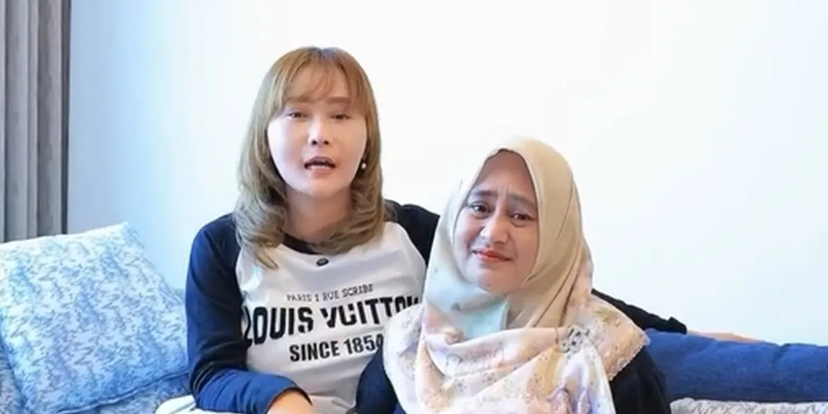 After 30 Years, Inul Daratista Surprises Her Friend with Umrah