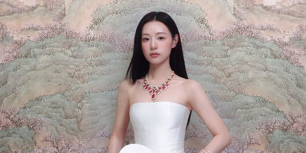 Kim Ji Won Tampil Elegan Hiasi Sampul Marie Claire Korea dengan Perhiasan Mewah BVLGARI