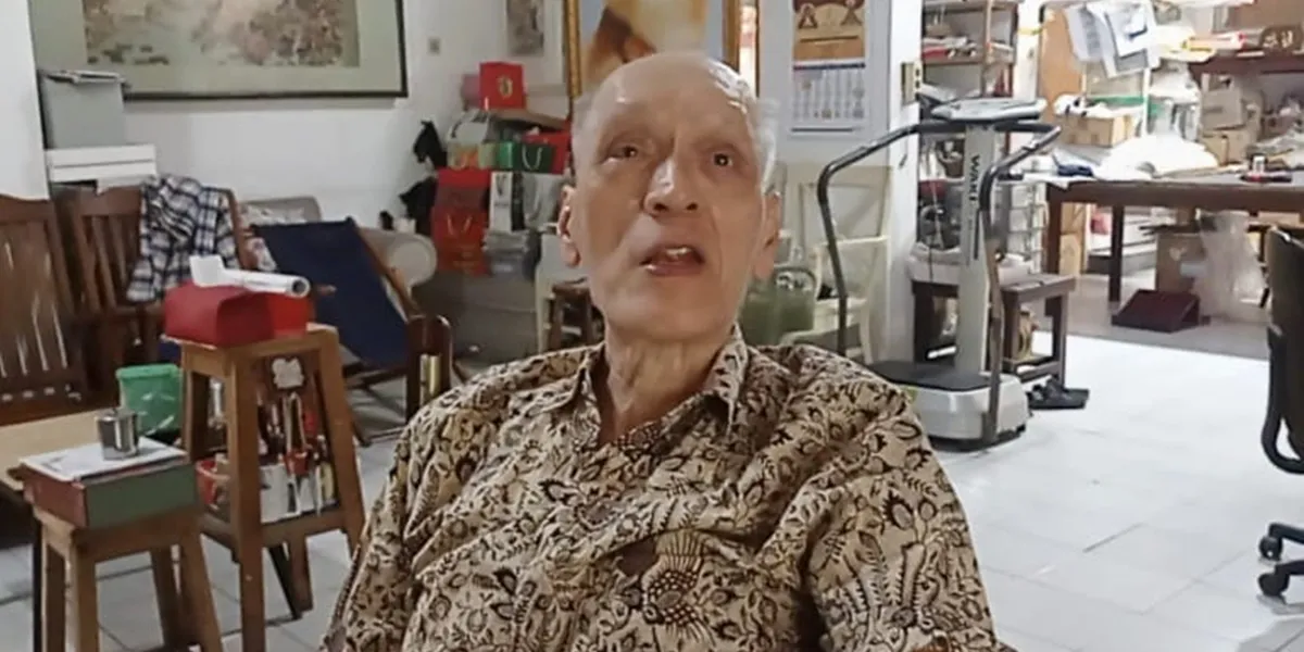 The Story of Painter Tommy Pangesa, Continues to Create with His Left Hand After Suffering a Stroke
