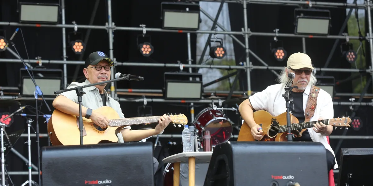 Collaboration of Iwan Fals and Ebiet G. Ade at Pestapora, Release of the Song 'Titip Rindu Buat Ayah'