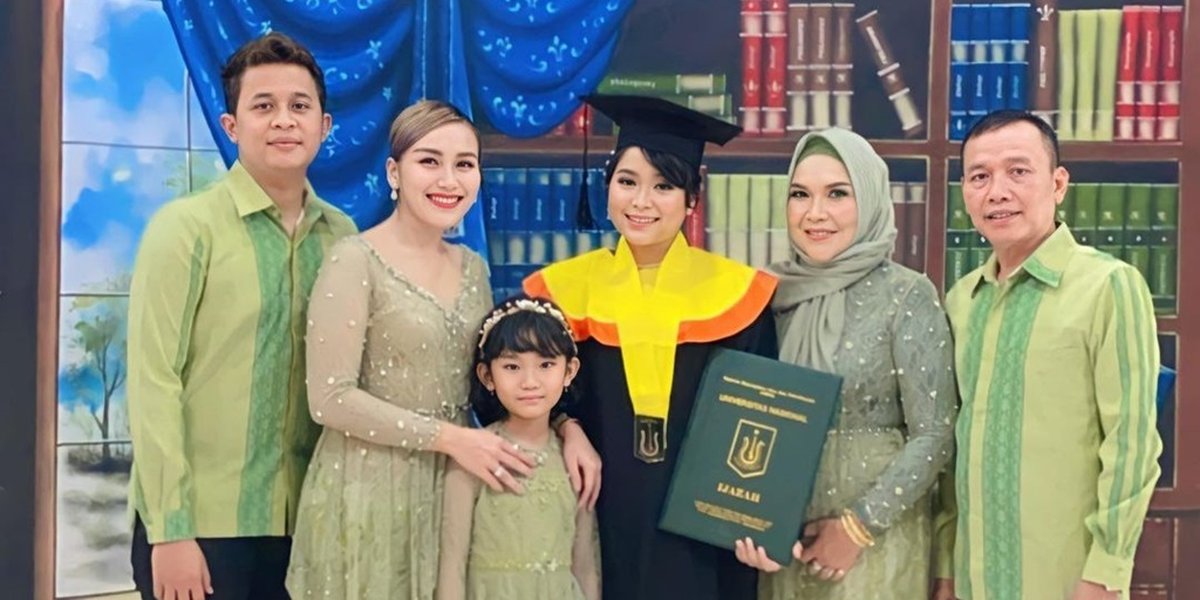 Very Compact, 7 Graduation Photos of Syifa, Ayu Ting Ting's Sister, Attended by Family and Her Lover