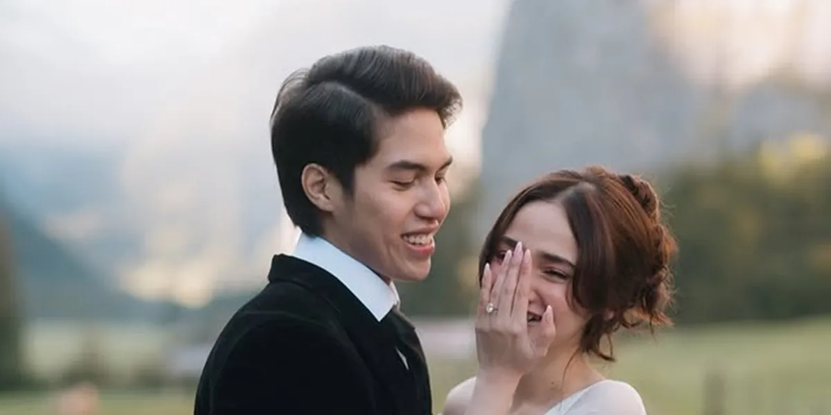 Propose to Syifa Hadju, El Rumi Gives a Giant Diamond Ring Worth Nearly 1 Billion