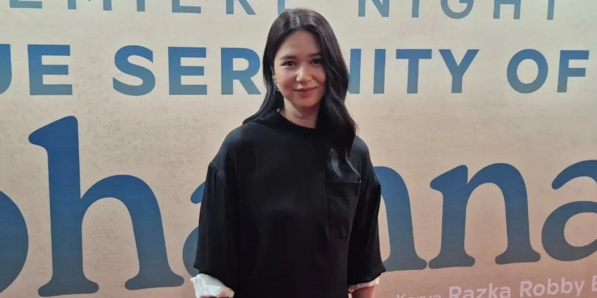 Laura Basuki Learns to Drive a Pick-Up Truck at the Edge of a Cliff for the Film 'YOHANNA'