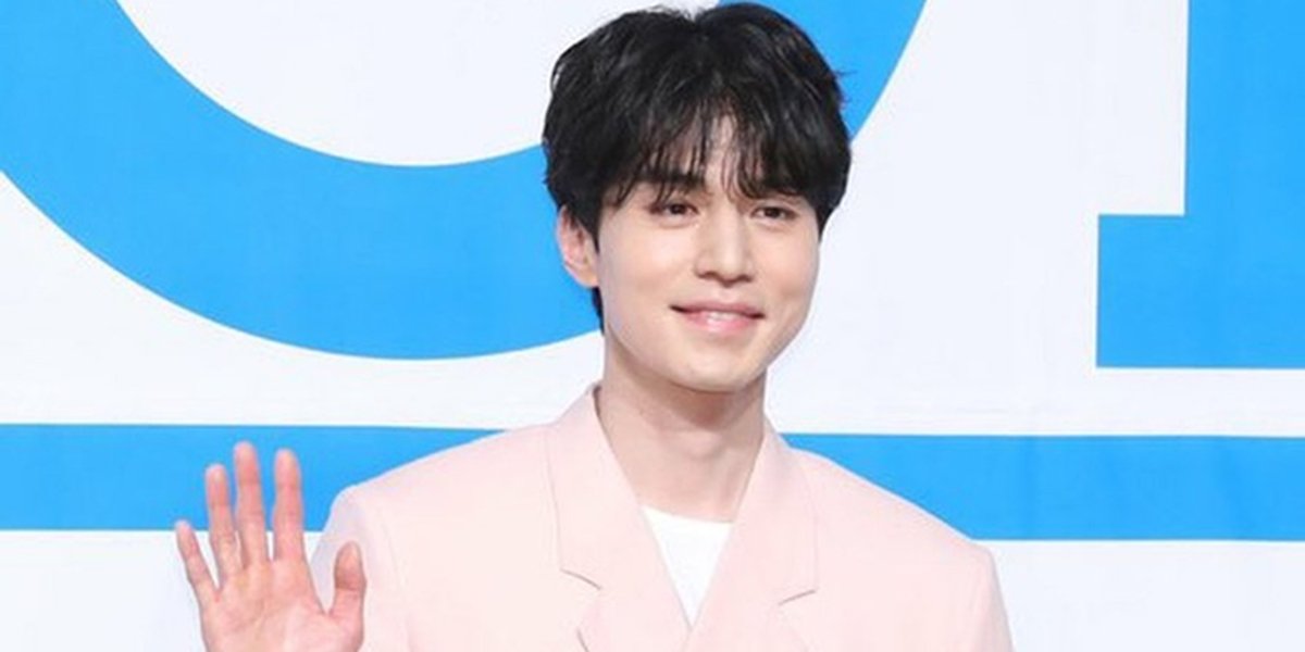 Lee Dong Wook Looks Handsome in Pink Suit at Produce X 101 Press Conference