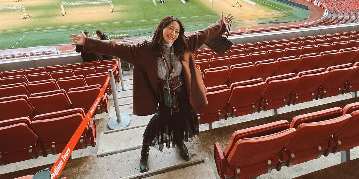 Vacation to London, Hesti Purwadinata Visits Arsenal Headquarters - Makes Netizens Want to Join