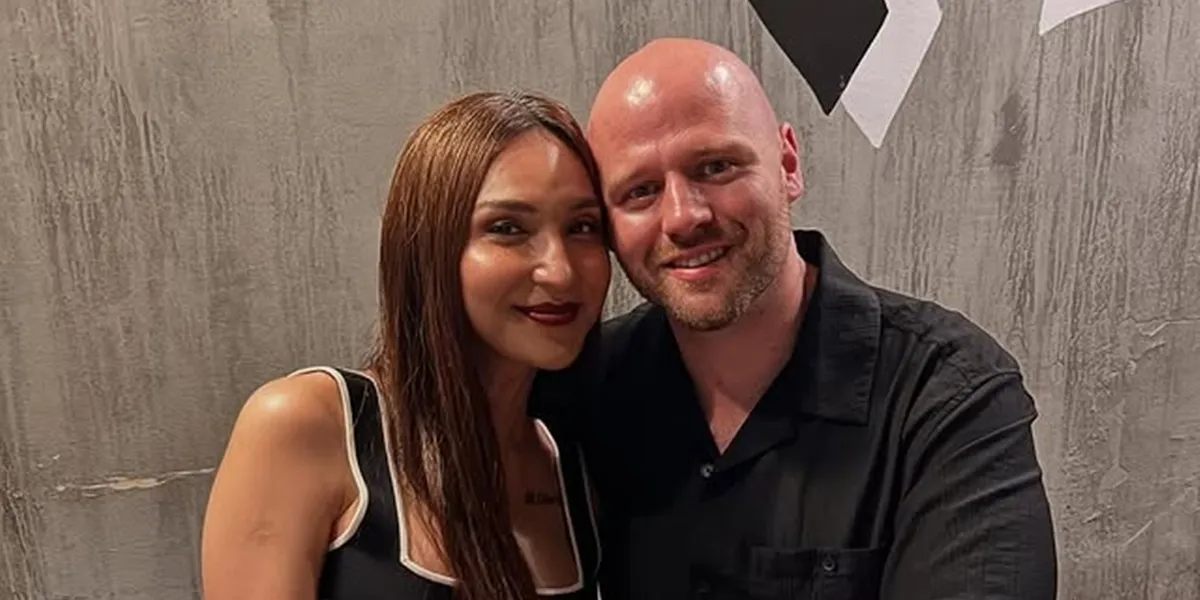 Holiday in Penang, Dena Rachman Shows Off New Boyfriend - Handsome Foreigner