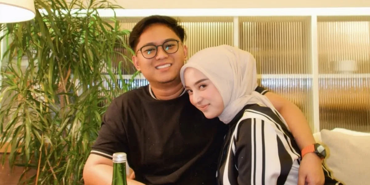 Doni Salmanan's First Live Streaming After Conditional Release, Accompanying His Wife Selling