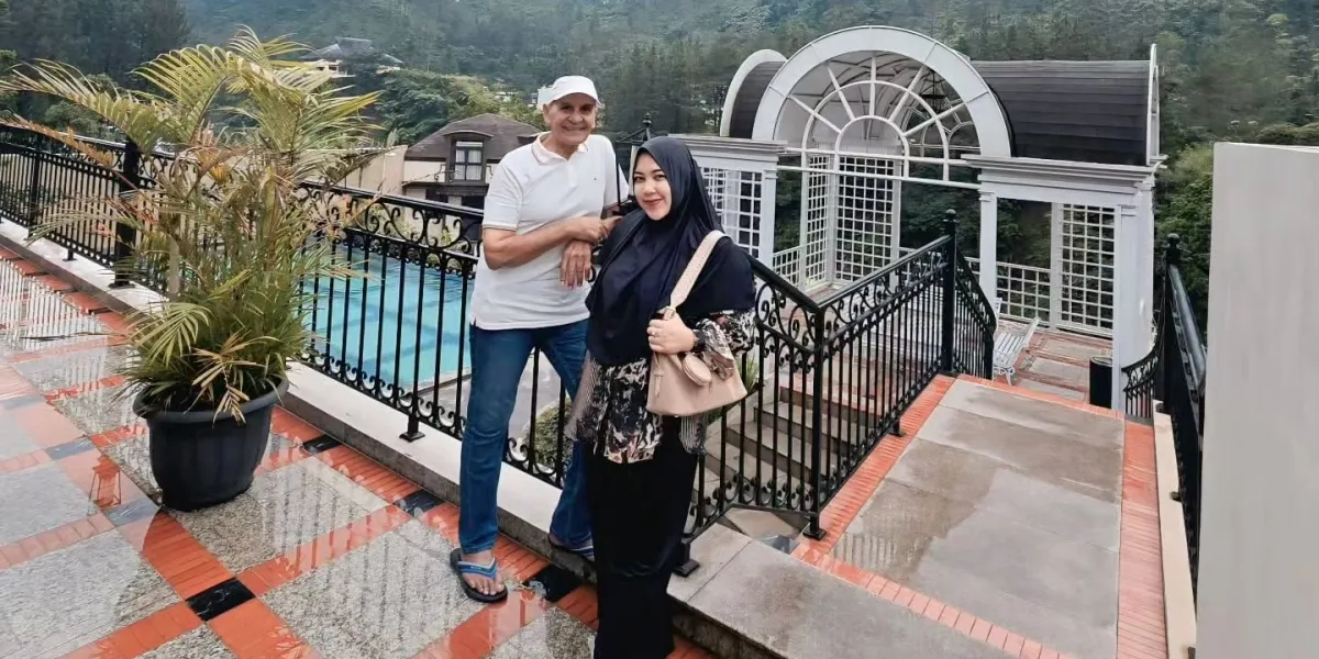 Mark Sungkar Vacation in Bali with His 45-Year-Younger Wife, Driving Thousands of Kilometers Himself